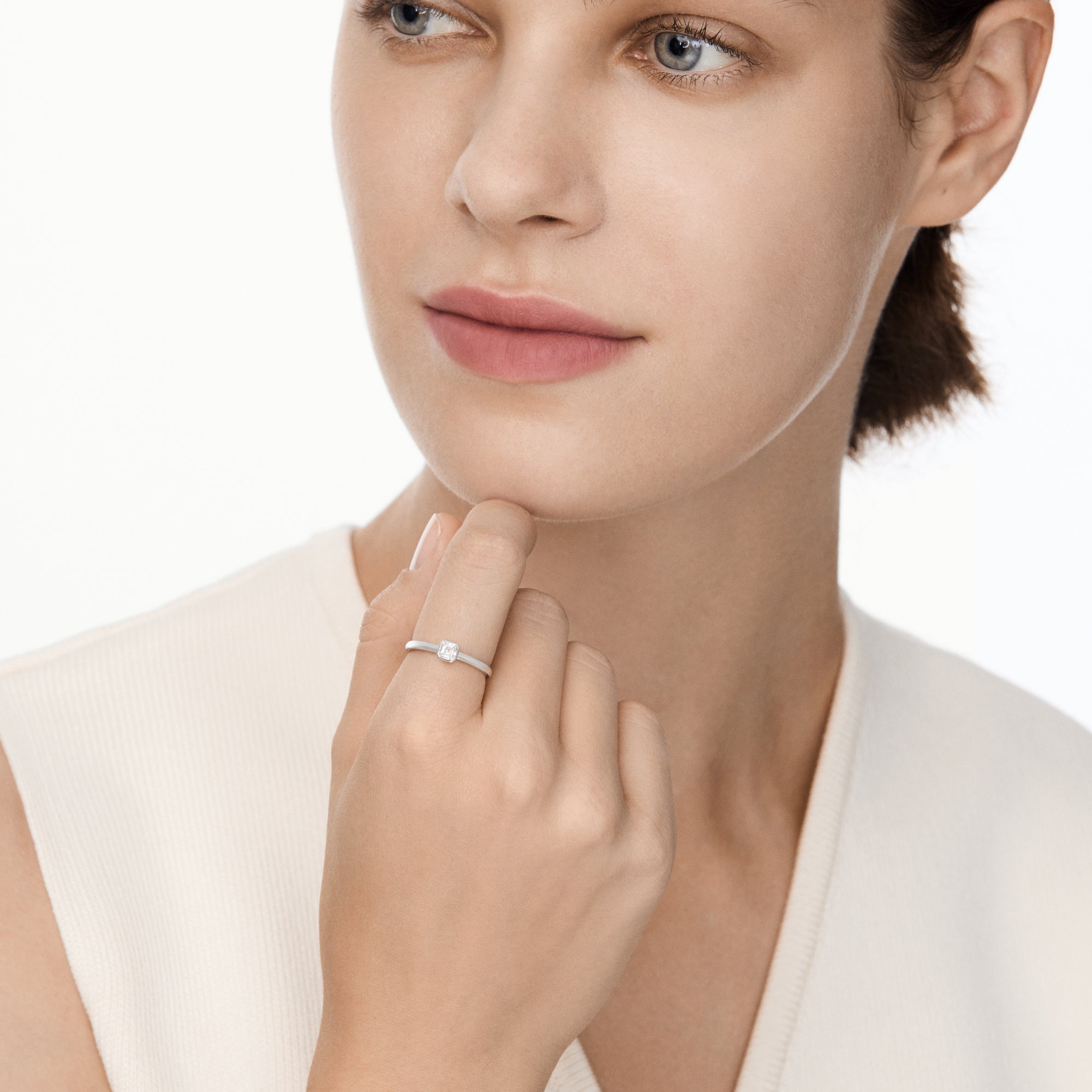 Evelyn Solitaire Ring Peony Pink